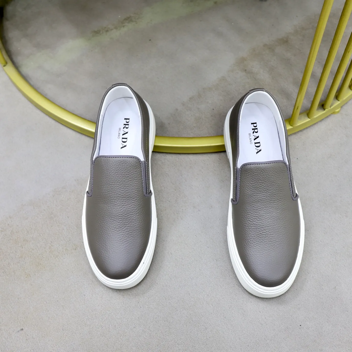 Ex-factory price: 420💰🙅‍♂️🙅‍♂️🙅‍♂️ Brand: PRADA Standard code: 38–44 (45 can be customized) Grade: Same as the official website Material: Original cowhide fabric Comfortable pigskin lining Lightweight wear-resistant outsole Style category: Men's fashionable casual shoes and boots Running sports shoes Distinguished luxury brand elements Top luxury Color: actual picture color